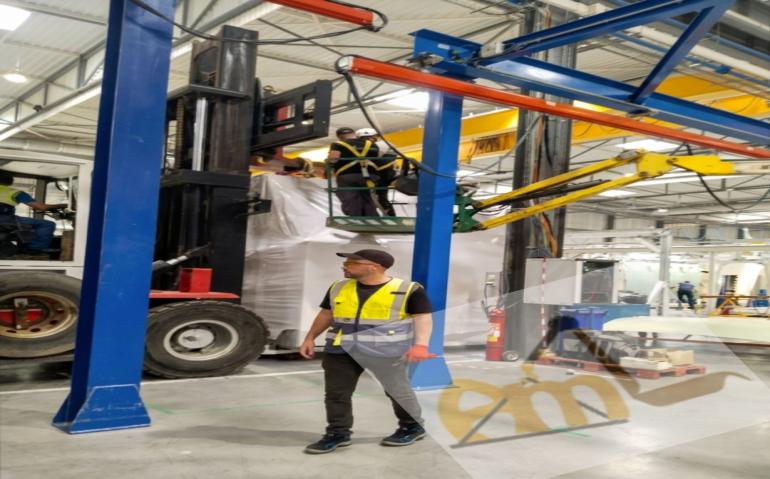 manutention-lourde-et-positionnement-dun-robot-industriel-sur-site